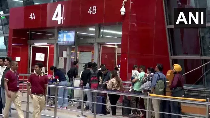 मिडिल ईस्ट तनाव के बीच IGI एयरपोर्ट पर फंसे यात्री, उड़ानें रद्द और बाधित मिडिल ईस्ट तनाव के बीच IGI एयरपोर्ट पर फंसे यात्री, उड़ानें रद्द और बाधित