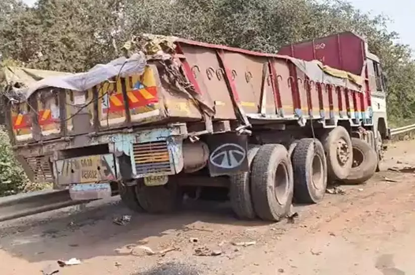 गोंदली नहर पुल पर दो ट्रकों की भीषण टक्कर, चालक बाल-बाल बचे गोंदली नहर पुल पर दो ट्रकों की भीषण टक्कर, चालक बाल-बाल बचे