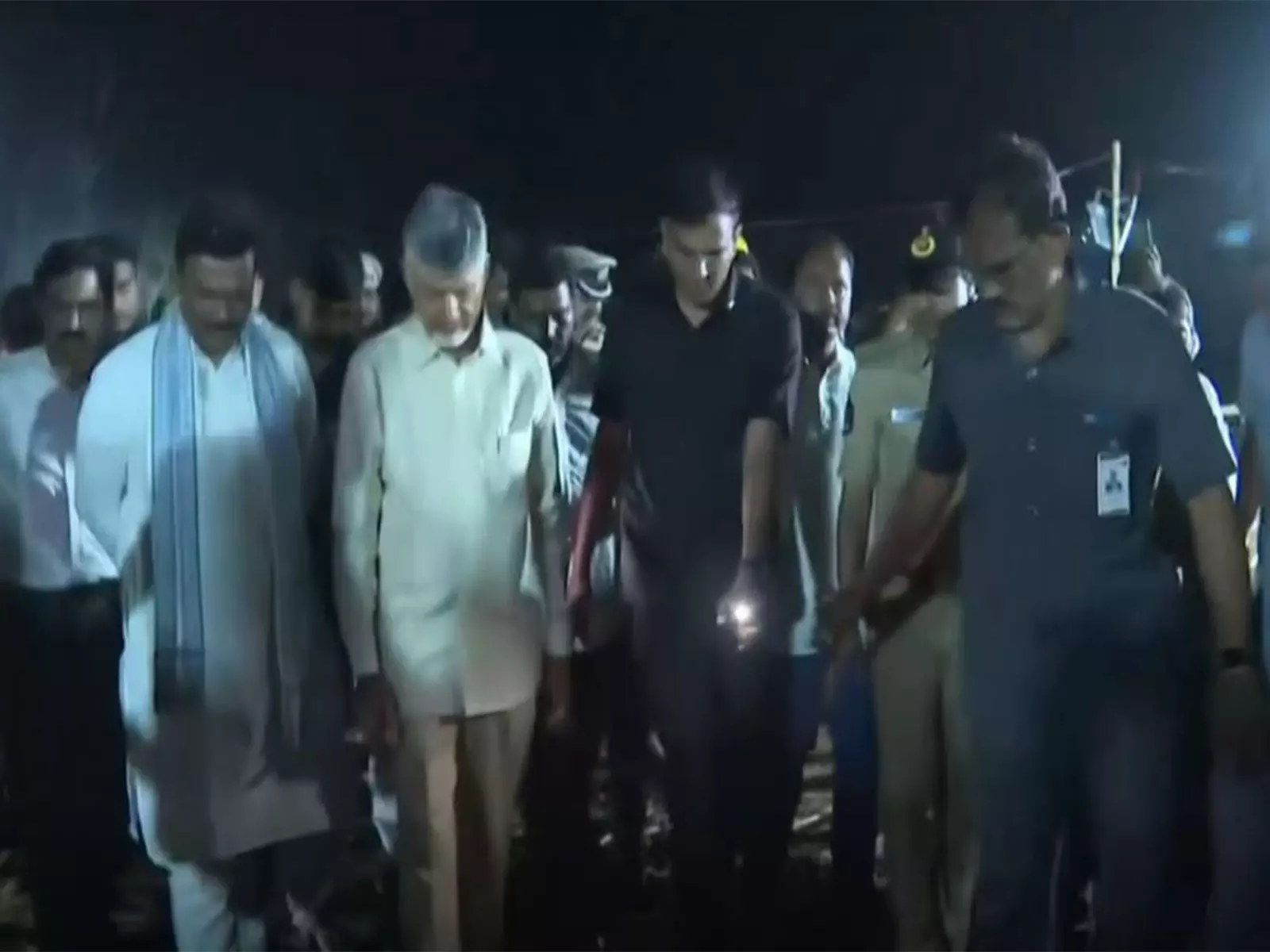 काकीनाडा पटाखा विस्फोट: CM नायडू ने ₹20 लाख अनुग्रह राशि की घोषणा की, चार अधिकारियों को निलंबित किया काकीनाडा पटाखा विस्फोट: CM नायडू ने ₹20 लाख अनुग्रह राशि की घोषणा की, चार अधिकारियों को निलंबित किया