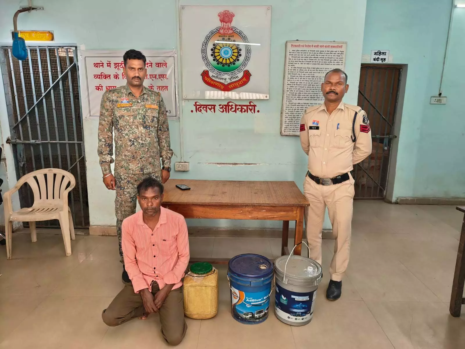 अवैध शराब पर रायगढ़ पुलिस की कड़ी कार्रवाई, 204 लीटर महुआ शराब के साथ 11 आरोपी गिरफ्तार अवैध शराब पर रायगढ़ पुलिस की कड़ी कार्रवाई, 204 लीटर महुआ शराब के साथ 11 आरोपी गिरफ्तार