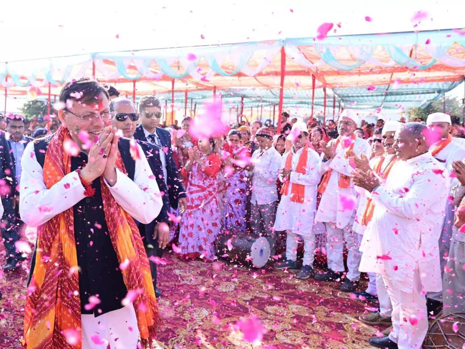 उत्तराखंड के CM ने खटीमा में स्कूल के कार्यक्रम में होली की शुभकामनाएं दीं उत्तराखंड के CM ने खटीमा में स्कूल के कार्यक्रम में होली की शुभकामनाएं दीं