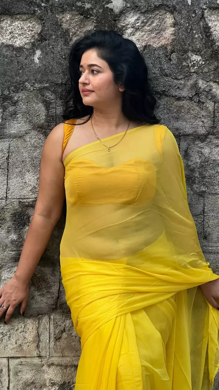 साड़ी में खूबसूरत लगी पूनम बाजवा