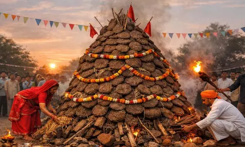 Holika Dhahan Puja Samagri: नारियल से लेकर जौ तक, होलिका दहन में है इन चीजों का महत्व और चमत्कारी लाभ Holika Dhahan Puja Samagri: नारियल से लेकर जौ तक, होलिका दहन में है इन चीजों का महत्व और चमत्कारी लाभ