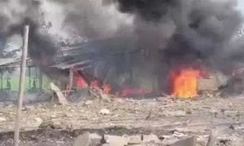 Andhra Pradesh: पटाखा फैक्ट्री में जोरदार धमाके से 21 की मौत, 8 लोग घायल Andhra Pradesh: पटाखा फैक्ट्री में जोरदार धमाके से 21 की मौत, 8 लोग घायल