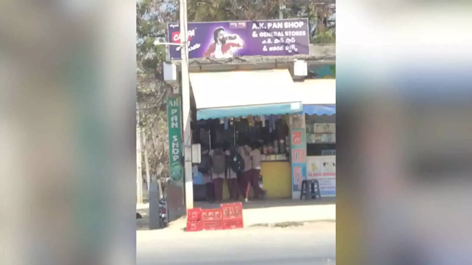 Jadcherla: नाबालिगों को तंबाकू बेचने वाली पान दुकानों पर पुलिस का छापा