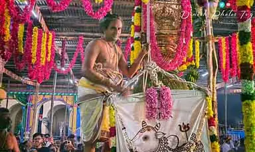 Tamil Nadu : रुवेंकट में झंडा फहराने के साथ इंद्र उत्सव शुरू Tamil Nadu : रुवेंकट में झंडा फहराने के साथ इंद्र उत्सव शुरू