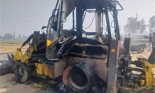 Jharkhand:बदमाशों ने जेसीबी मशीन में लगाई आग, मजदूरों को बनाया बंधक Jharkhand:बदमाशों ने जेसीबी मशीन में लगाई आग, मजदूरों को बनाया बंधक