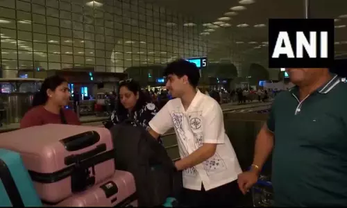 Dubai, बहरीन की फ्लाइट कैंसिल होने से मुंबई एयरपोर्ट पर अफरा-तफरी, मिडिल ईस्ट टेंशन की वजह से यात्री फंसे Dubai, बहरीन की फ्लाइट कैंसिल होने से मुंबई एयरपोर्ट पर अफरा-तफरी, मिडिल ईस्ट टेंशन की वजह से यात्री फंसे