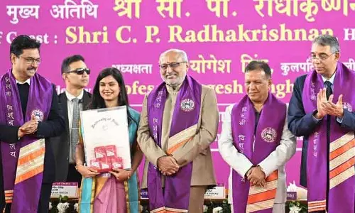 उपराष्ट्रपति राधाकृष्णन ने डीयू के दीक्षांत समारोह में 1.2 लाख डिजिटल डिग्रियां जारी कीं उपराष्ट्रपति राधाकृष्णन ने डीयू के दीक्षांत समारोह में 1.2 लाख डिजिटल डिग्रियां जारी कीं