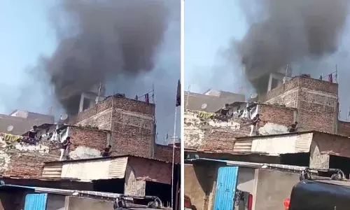 Indore : भयानक आग, पुलिस ने महिला और बच्चों को बचाया Indore : भयानक आग, पुलिस ने महिला और बच्चों को बचाया