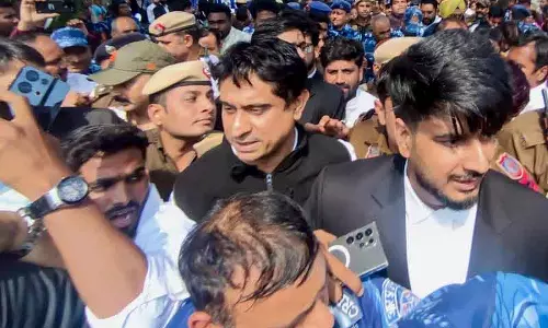 AI समिट विरोध: Delhi कोर्ट ने यूथ कांग्रेस चीफ उदय भानु चिब की ज़मानत पर रोक लगाई AI समिट विरोध: Delhi कोर्ट ने यूथ कांग्रेस चीफ उदय भानु चिब की ज़मानत पर रोक लगाई