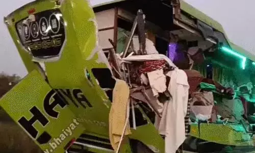 बस-ट्रक की टक्कर, बच्ची समेत 3 की मौत, 11 से अधिक लोग घायल बस-ट्रक की टक्कर, बच्ची समेत 3 की मौत, 11 से अधिक लोग घायल