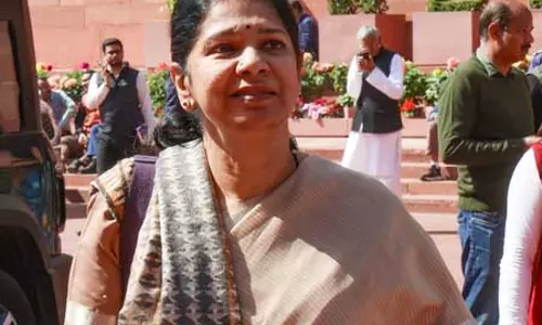 तमिलनाडु चुनाव: कनिमोझी के विधानसभा चुनाव लड़ने की संभावना, डीएमके की दक्षिणी राज्यों में विस्तार की कोशिश का संकेत तमिलनाडु चुनाव: कनिमोझी के विधानसभा चुनाव लड़ने की संभावना, डीएमके की दक्षिणी राज्यों में विस्तार की कोशिश का संकेत
