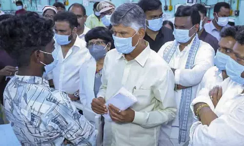 आंध्र के CM ने पीड़ितों से मिलकर न्याय का वादा किया, चार अधिकारी सस्पेंड
