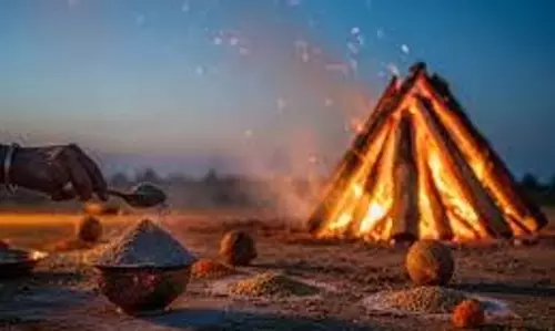Holika Dahan 2026: होलिका दहन के दिन करेंगे ये 5 उपाय, तो सुखी संपन्न बीतेगा पूरा वर्ष Holika Dahan 2026: होलिका दहन के दिन करेंगे ये 5 उपाय, तो सुखी संपन्न बीतेगा पूरा वर्ष