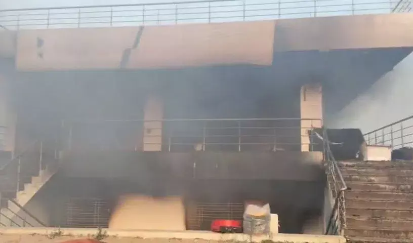 Hyderabad के शंकरपल्ली गोदाम में भीषण आग लग गई