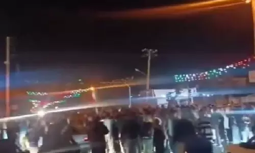 Khamenei की मौत का जश्न मनाने के लिए ईरानी ग्रुप सड़कों पर उतरे Khamenei की मौत का जश्न मनाने के लिए ईरानी ग्रुप सड़कों पर उतरे