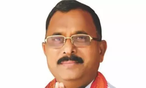 Mallu रवि ने शिशु की मौत का राजनीतिकरण करने के लिए बीआरएस की आलोचना की Mallu रवि ने शिशु की मौत का राजनीतिकरण करने के लिए बीआरएस की आलोचना की