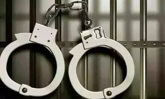 राजन्ना सिरसिला में सरकारी कर्मचारी से जबरन वसूली करने के आरोप में फर्जी CMO अधिकारी गिरफ्तार राजन्ना सिरसिला में सरकारी कर्मचारी से जबरन वसूली करने के आरोप में फर्जी CMO अधिकारी गिरफ्तार