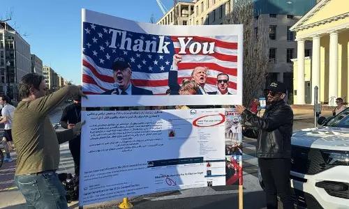 Iranian प्रवासियों ने व्हाइट हाउस के बाहर ट्रंप का स्वागत किया