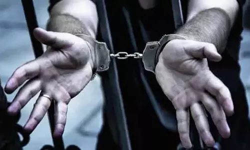 दो नाबालिग लड़कियों पर यौन हमला: Principal और पति गिरफ्तार दो नाबालिग लड़कियों पर यौन हमला: Principal और पति गिरफ्तार