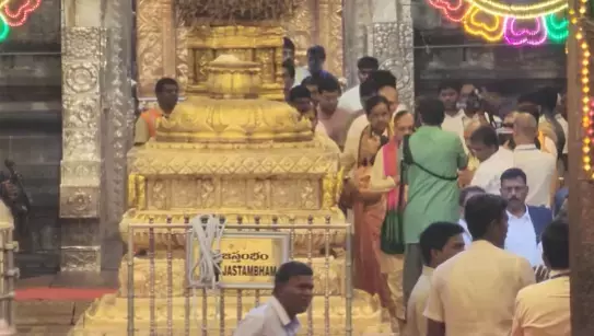 CJI सूर्यकांत ने तिरुपति मंदिर में पूजा-अर्चना की CJI सूर्यकांत ने तिरुपति मंदिर में पूजा-अर्चना की