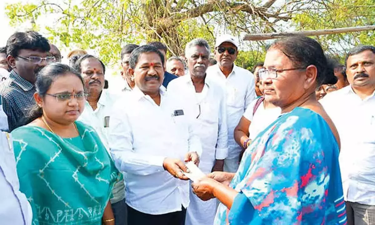 Andhra: मंत्री स्वामी ने एनटीआर भरोसा पेंशन बांटी