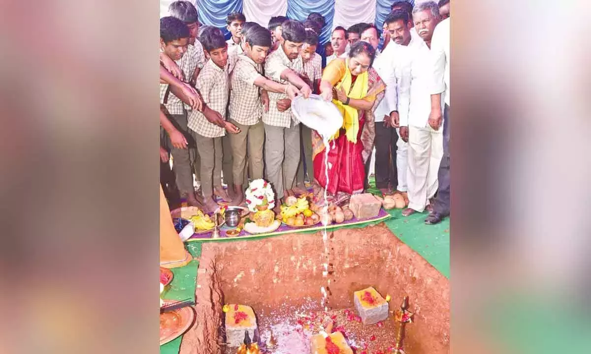 Andhra: मंत्री सविता ने BC हॉस्टल के लिए पत्थर रखा Andhra: मंत्री सविता ने BC हॉस्टल के लिए पत्थर रखा