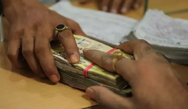 सुल्लुरपेटा में ₹40,000 की रिश्वत के मामले में RDO ऑफिस के दो कर्मचारी और एक निजी व्यक्ति गिरफ्तार सुल्लुरपेटा में ₹40,000 की रिश्वत के मामले में RDO ऑफिस के दो कर्मचारी और एक निजी व्यक्ति गिरफ्तार