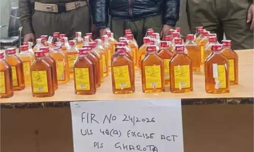Jammu Kashmir:नशे के खिलाफ सर्जिकल स्ट्राइक,अवैध शराब के साथ तस्कर गिरफ्तार Jammu Kashmir:नशे के खिलाफ सर्जिकल स्ट्राइक,अवैध शराब के साथ तस्कर गिरफ्तार