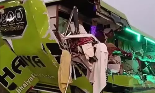 Bihar: ट्रक और बस की जोरदार भिड़ंत,3 लोगों की मौत Bihar: ट्रक और बस की जोरदार भिड़ंत,3 लोगों की मौत