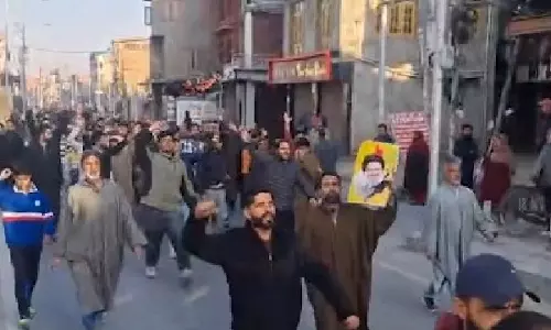 US-इज़रायली हवाई हमलों में खामेनेई की मौत पर J&K के श्रीनगर में विरोध प्रदर्शन शुरू