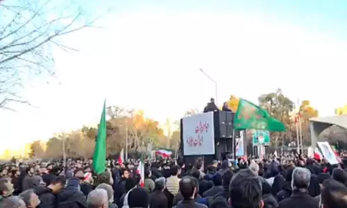 Tehran  खामेनेई की हत्या पर शोक व्यक्त करने सड़कों पर उतरे लोग