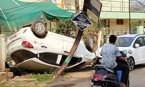 रायपुर : बिजली खंभे से टकराई कार, दुबे कॉलोनी में हादसा रायपुर : बिजली खंभे से टकराई कार, दुबे कॉलोनी में हादसा