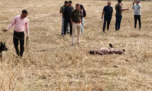 खेत में मिला युवक का शव, हत्या का मामला दर्ज खेत में मिला युवक का शव, हत्या का मामला दर्ज