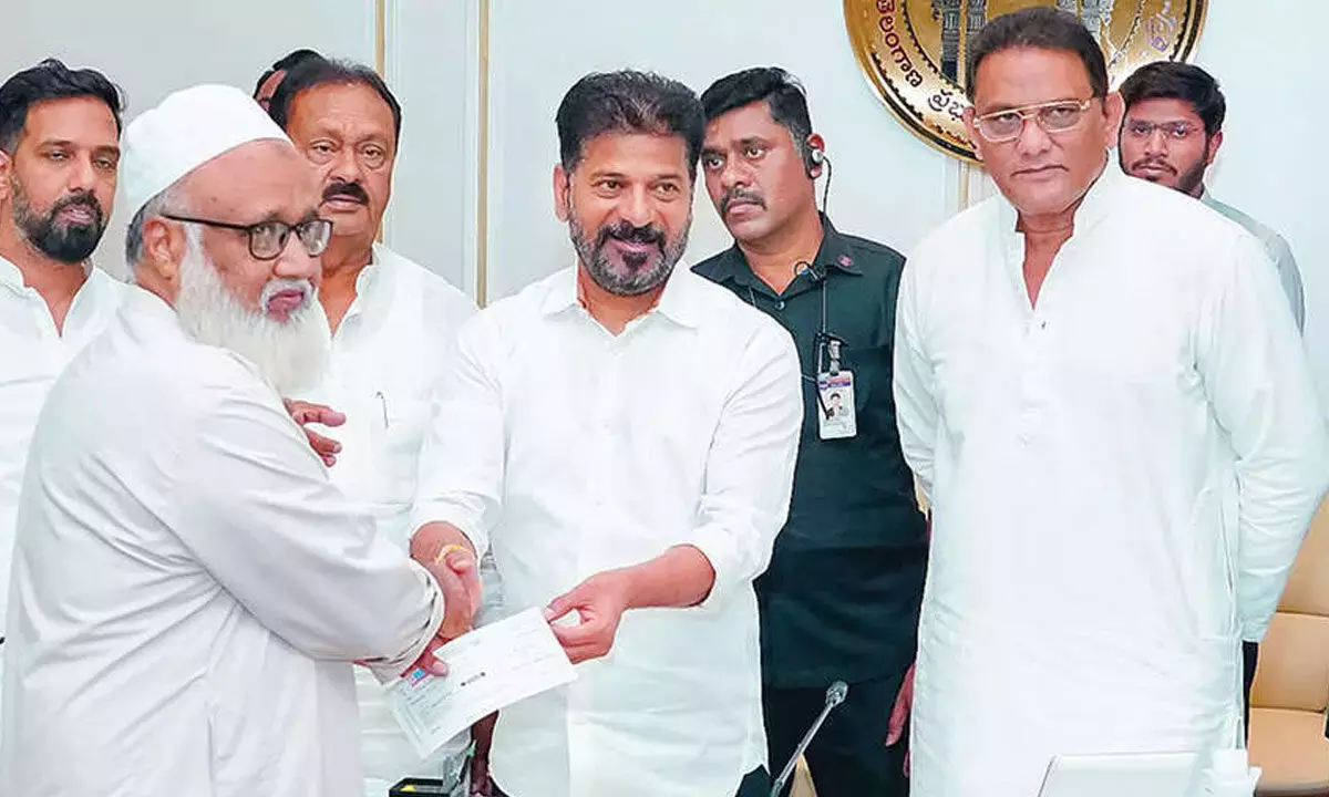 CM ने मदीना बस दुर्घटना पीड़ितों के परिजनों को चेक वितरित किए CM ने मदीना बस दुर्घटना पीड़ितों के परिजनों को चेक वितरित किए