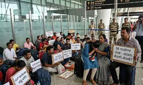 Devanahalli : यात्रियों ने प्लेन के अंदर विरोध प्रदर्शन किया Devanahalli : यात्रियों ने प्लेन के अंदर विरोध प्रदर्शन किया