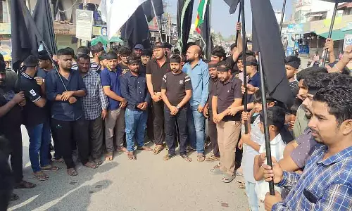 Khamenei की हत्या; अलीपुर के लोगों ने काले कपड़े पहने और अमेरिका के खिलाफ नारे लगाए
