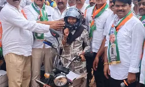 Bagepalli : दोपहिया वाहन चालकों के लिए मुफ़्त हेलमेट Bagepalli : दोपहिया वाहन चालकों के लिए मुफ़्त हेलमेट