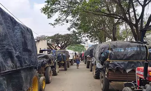 गाड़ियां लाइन में लगी: Farmers और अधिकारियों में झड़प गाड़ियां लाइन में लगी: Farmers और अधिकारियों में झड़प