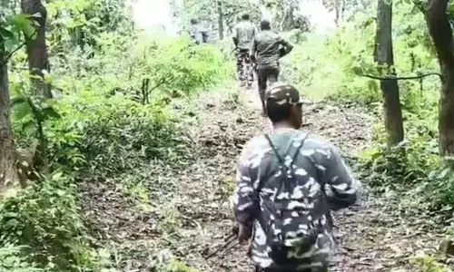 IED विस्फोट में कोबरा बटालियन के सहायक कमांडेंट घायल, नक्सलियों की सुरक्षाबलों से मुठभेड़ IED विस्फोट में कोबरा बटालियन के सहायक कमांडेंट घायल, नक्सलियों की सुरक्षाबलों से मुठभेड़