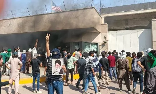 Iran तनाव के बीच कराची में हिंसक प्रदर्शन और अमेरिकी मिशन निशाना
