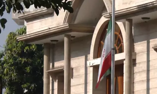 Khamenei की मौत के बाद भारत में ईरानी दूतावास ने झंडा आधा झुका दिया Khamenei की मौत के बाद भारत में ईरानी दूतावास ने झंडा आधा झुका दिया