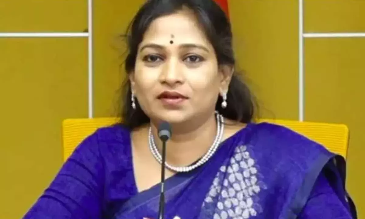 Andhra प्रदेश के गृह मंत्री ने काकीनाडा में पटाखे फटने की घटना का निरीक्षण किया Andhra प्रदेश के गृह मंत्री ने काकीनाडा में पटाखे फटने की घटना का निरीक्षण किया