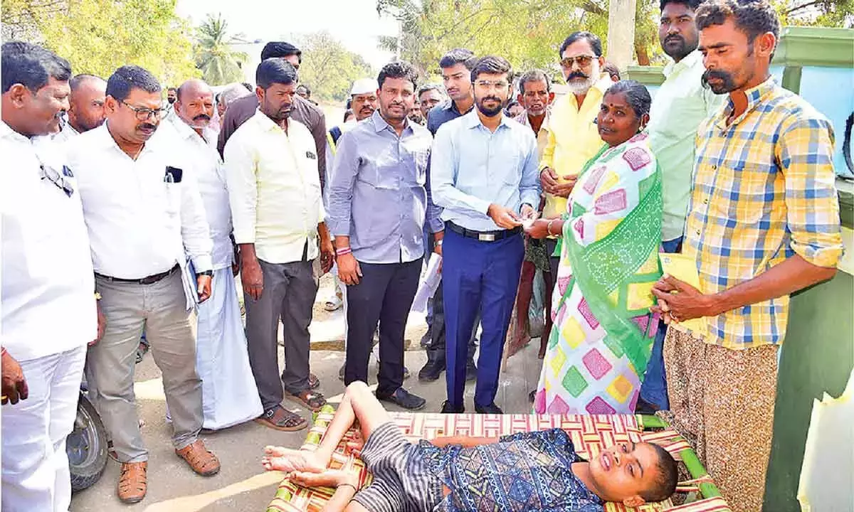 Collector ने उप्पारापल्ली में एनटीआर भरोसा पेंशन बांटी