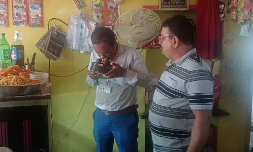मिठाई प्रतिष्ठानों में खाद्य विभाग की रेड मिठाई प्रतिष्ठानों में खाद्य विभाग की रेड
