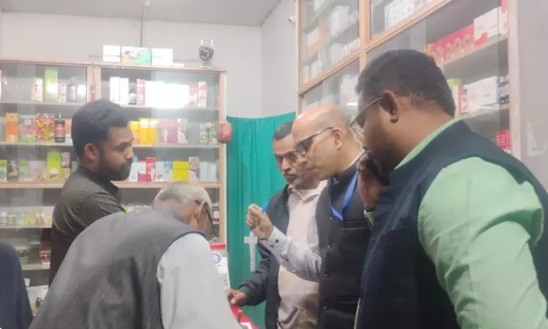 Bajali में दो बिना लाइसेंस वाली फार्मेसी सील, तीन को CCTV उल्लंघन के लिए नोटिस जारी Bajali में दो बिना लाइसेंस वाली फार्मेसी सील, तीन को CCTV उल्लंघन के लिए नोटिस जारी