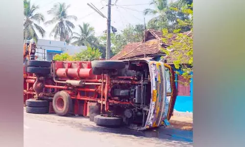 Kerala : सब्ज़ियाँ ले जा रही लॉरी पलट गई Kerala : सब्ज़ियाँ ले जा रही लॉरी पलट गई