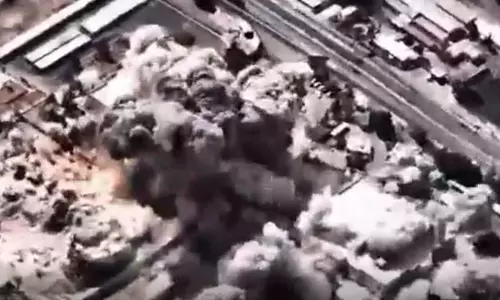 Israel-Iran War: खामेनेई की मौत के बाद पाकिस्तान में भड़की हिंसा...अब ईरान में कई धमाके, हमले का देखें LIVE वीडियो