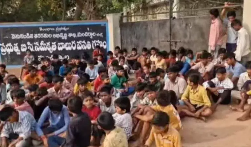 BC हॉस्टल के छात्रों ने कम खाने के खिलाफ़ विरोध प्रदर्शन किया